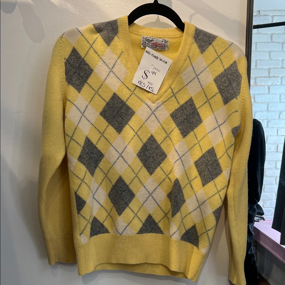 Yellow and Gray Argyle Sweater v neck long sleeve sweater waist length VINTAGE